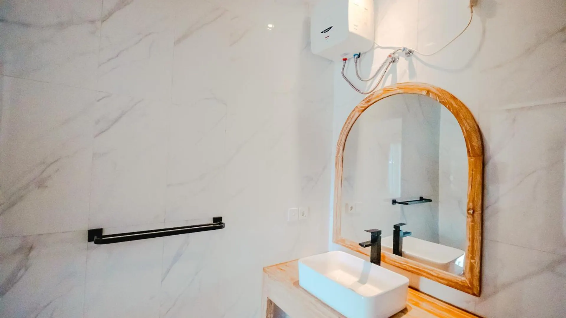 Kubu Dangin Guest House Kerobokan 塞米亚克