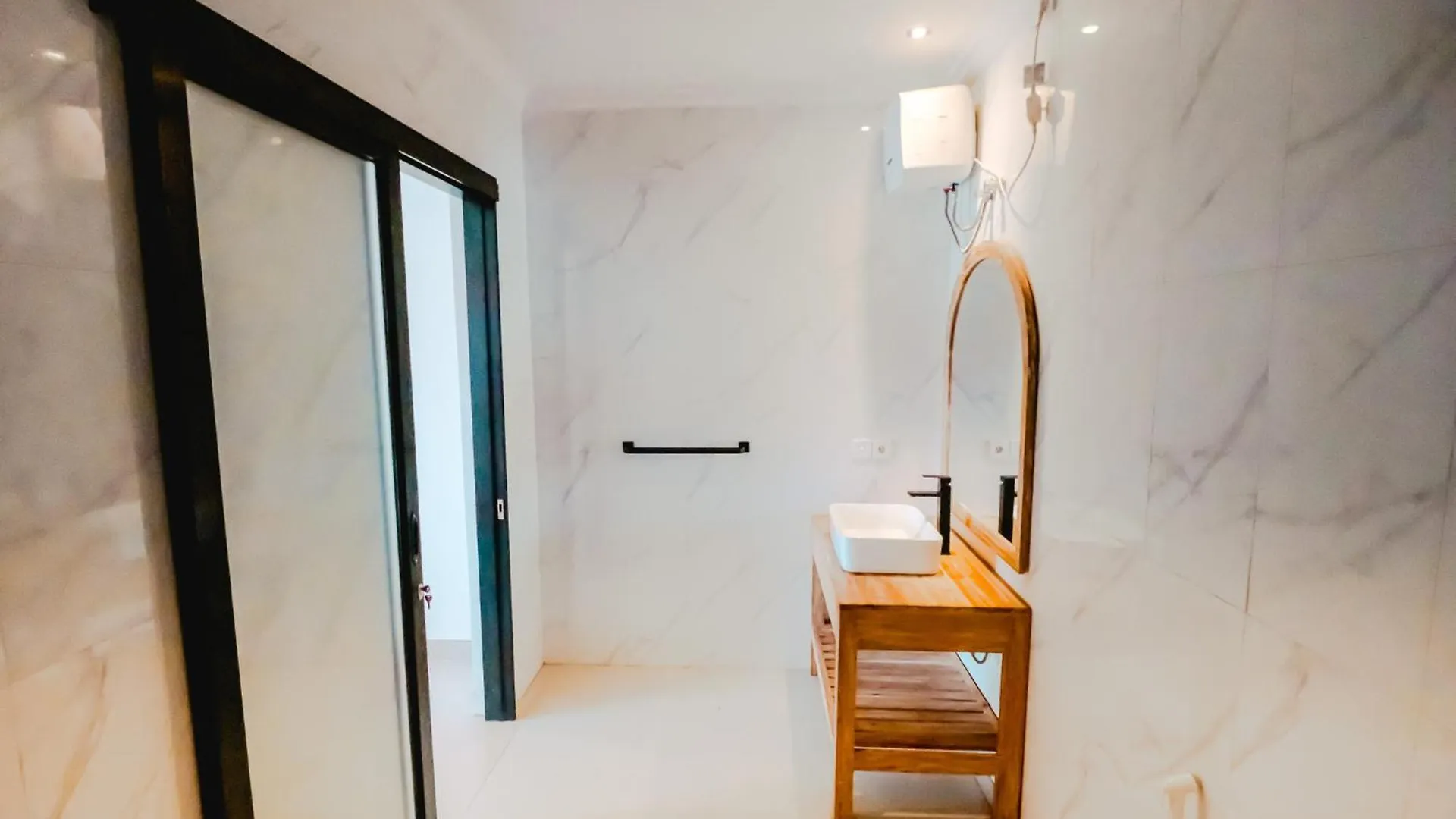 Kubu Dangin Guest House Kerobokan 塞米亚克 0*,  印尼